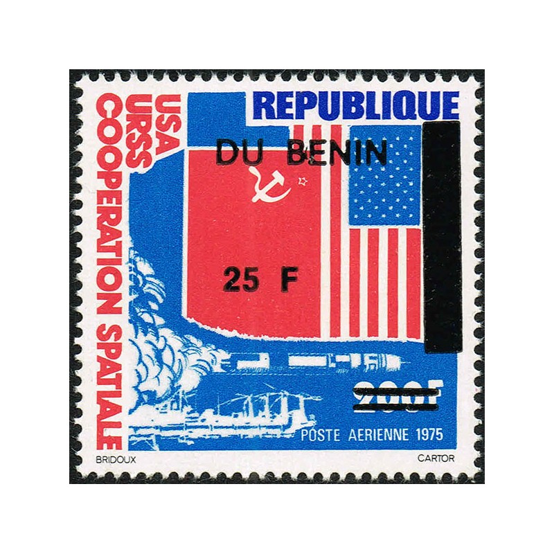 Bénin 1994 - Mi 585 - surcharge locale 25 f - Coopération spatiale Etats-Unis / URSS - drapeaux, fusée ** - cote 60 €