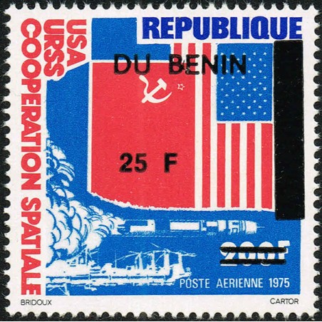 Benin 1994 - Mi 585 - local overprint 25 f - USA / USSR cooperation in space - Flags, rocket - MNH - CV 60 €