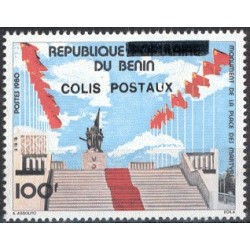 2002 - colis postaux Mi 34 - surcharge locale - Monument de la place des martyrs à Cotonou **