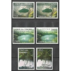 2011 - Paysages des Comores : chute d'eau, cratère du volcan, lac - 6 timbres **