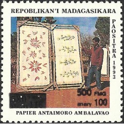 1998 - Mi 2115 - surcharge locale 500 Fmg - artisanat : papier malgache **
