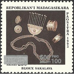 1998 - Mi 2126 - surcharge locale 500 Fmg - Artisanat : bijoux Sakalava **
